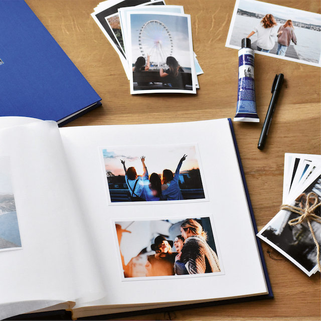 Fotos plakken in traditioneel fotoalbum